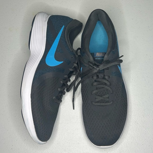 Nike Revolution 4 Men’s sneaker size 10.5 908988-021 - Picture 2 of 5